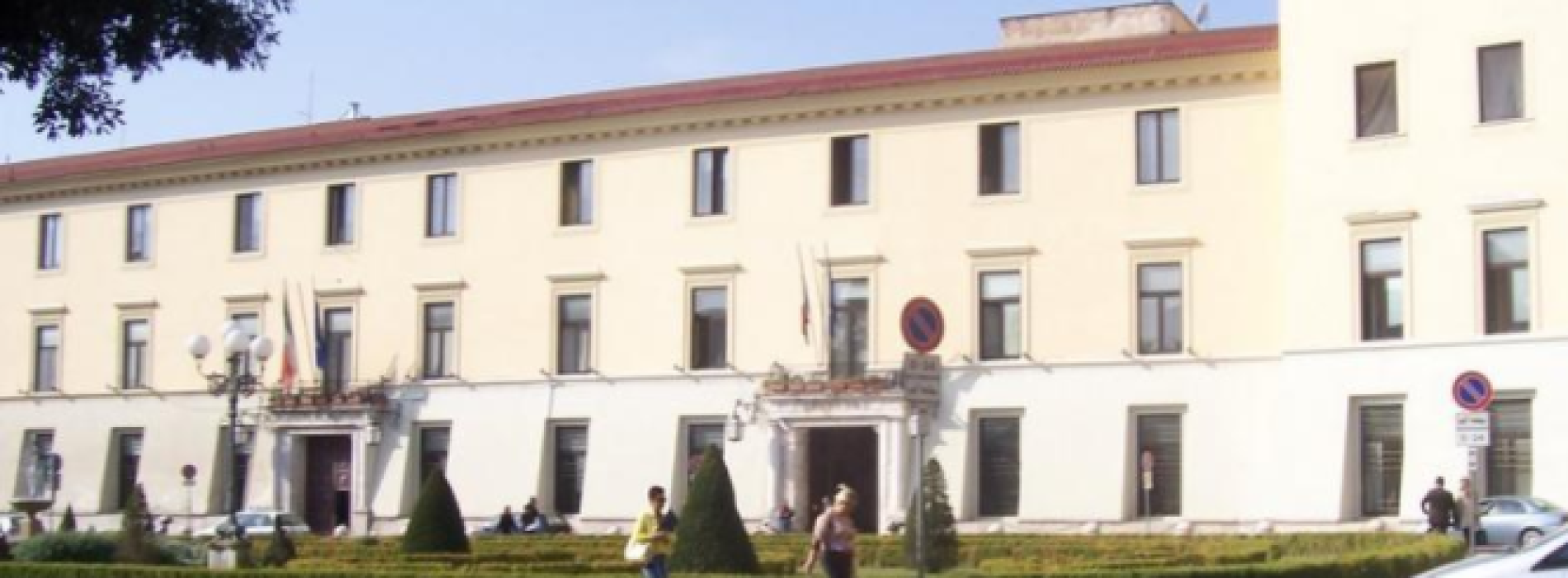 4 Novembre, un drappo tricolore fascia Palazzo Acquaviva