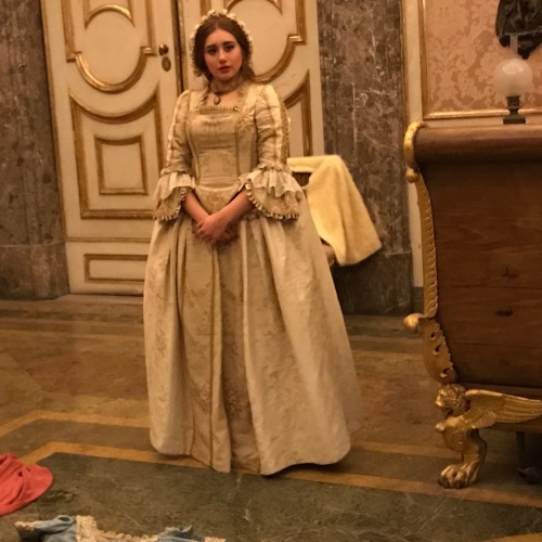 La vestizione della Regina Maria Carolina