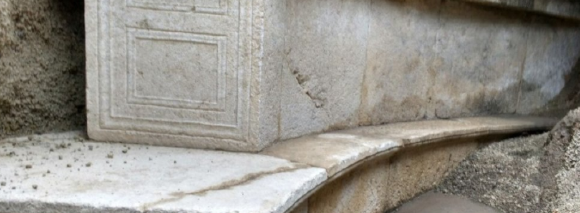 Nuova scoperta a Pompei, una tomba monumentale in marmo