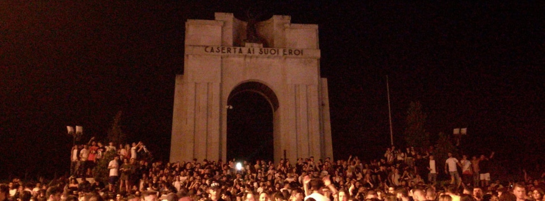 Caserta, al Monumento gli eroi della notte prima degli esami
