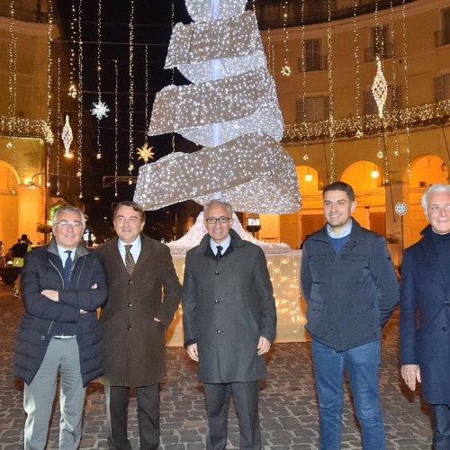 Natale a Caserta, si accendono le mille luci dell’albero