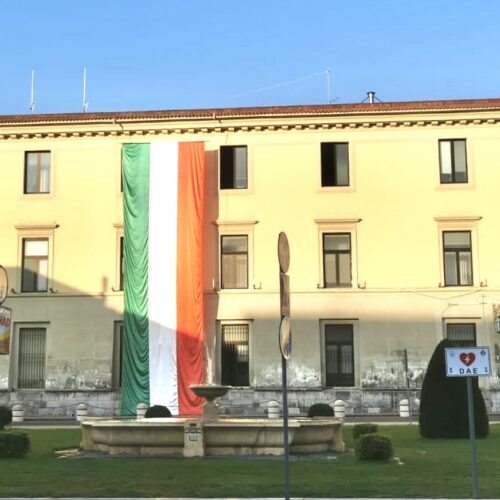 4 Novembre, un drappo tricolore fascia Palazzo Acquaviva