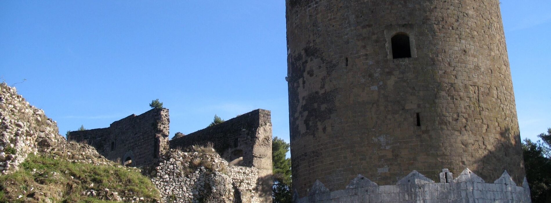 Castello di Casertavecchia, qui la chioccia con i pulcini d’oro