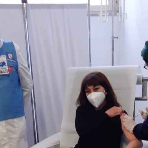 V-Day, un’infermiera la prima vaccinata all’ospedale di Caserta