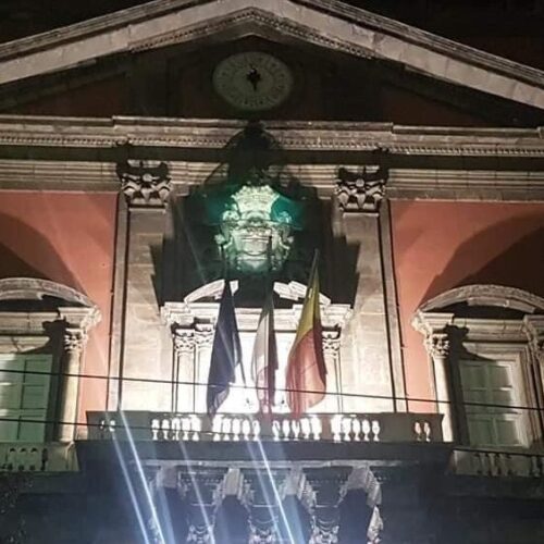 Napoli. Mann, la facciata si illumina per le festività natalizie