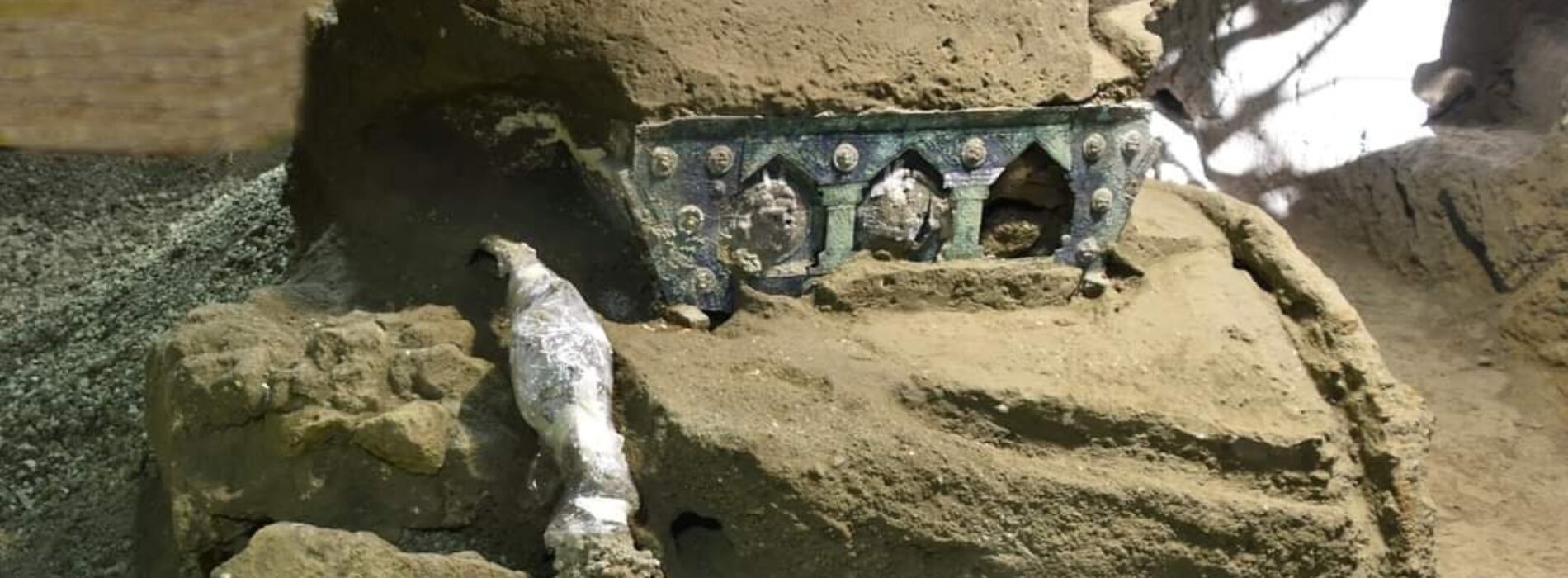 Nozze a Pompei, dagli scavi affiora il grande carro cerimoniale