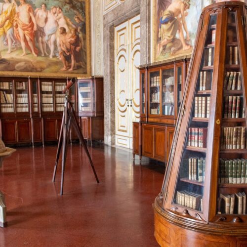 Dantedì alla Reggia, un viaggio tra i testi della Biblioteca Palatina