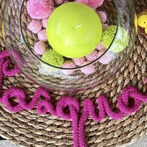 Pasqua, fiori o parole di lana per decorare la tavola
