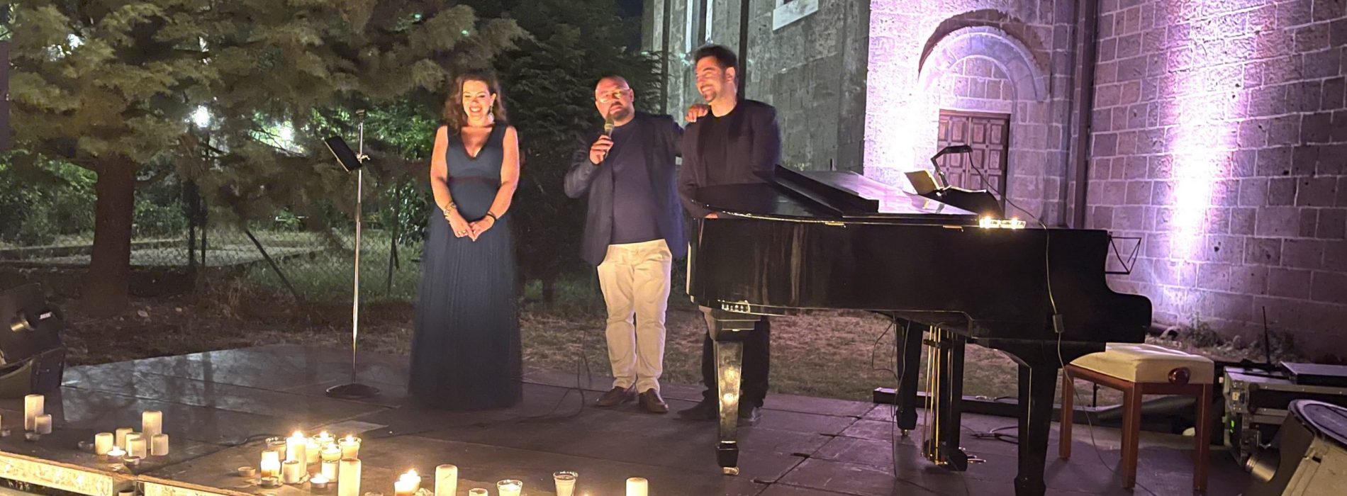 Un concerto romantico, le candele illuminano Casertavecchia
