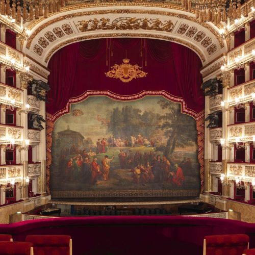 Teatro San Carlo. Raccolta fondi per i profughi giunti a Napoli