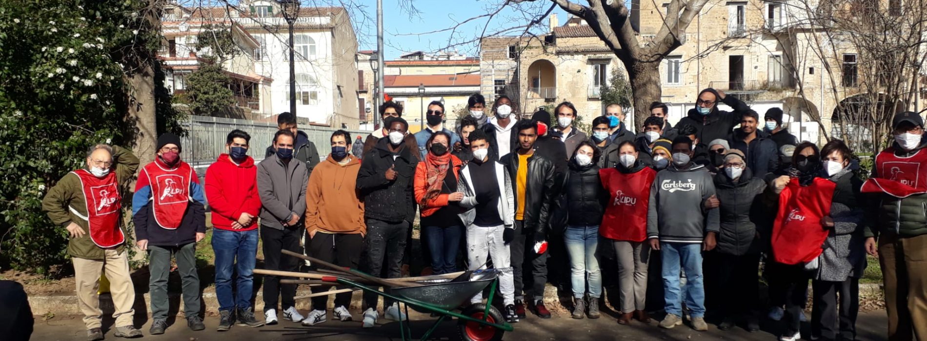 Rigenerazione urbana, volontari stranieri in piazza Cavour