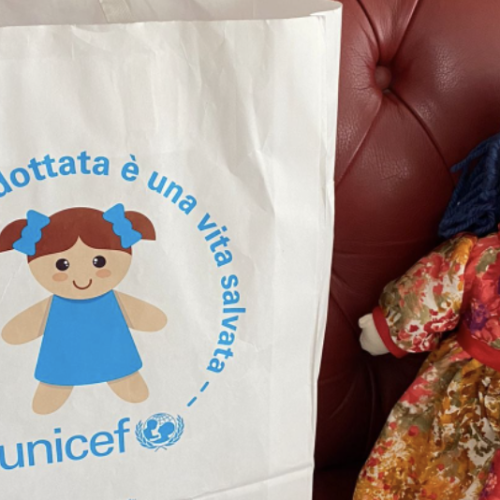 Adotta una pigotta, l’Unicef celebra la festa della mamma