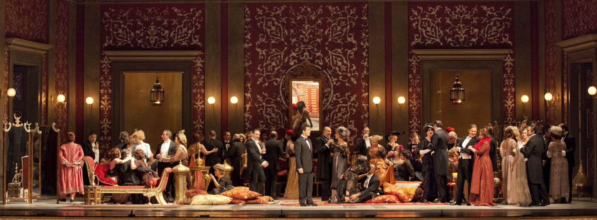 Teatro San Carlo, la traviata di Verdi ha la regia di Ozpetek