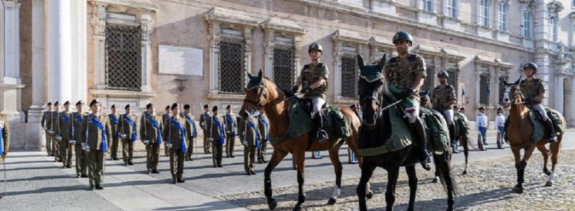 Cavalcata del bicentenario, tappa a Caserta in piazza Carlo di Borbone