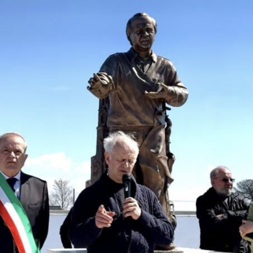 Don Diana, inaugurata la statua in bronzo di Battista Marello